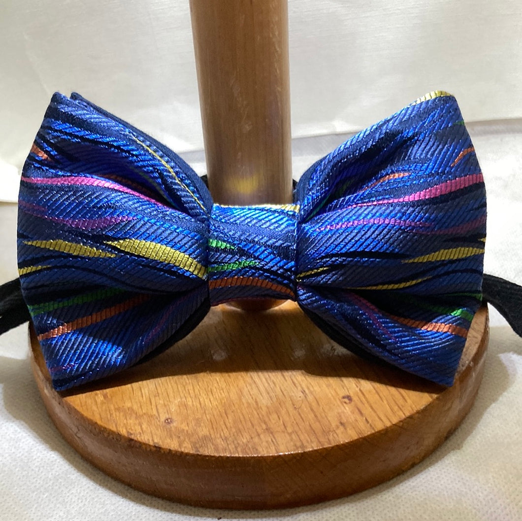 Silk woven wavy navy blue and pastel pattern bow tie