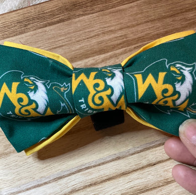 W& M college pet bow tie medium with velcro closure to go around the collar in