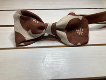 Load image into Gallery viewer, Harmony Brown Flowers on weft cotton, self tie bow tie , butterfly style with up to 20 adjustable neck